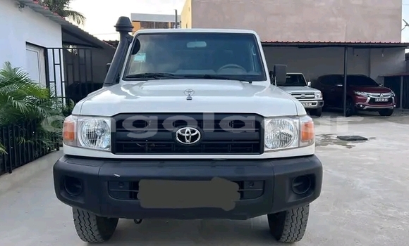 Buy Used Toyota Land Cruiser White Car in Luanda in Luanda Province Buy Used Toyota Land Cruiser White Car in Luanda in Luanda Province