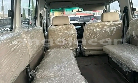 Acheter Occasion Voiture Toyota Land Cruiser Blanc à Luanda, Province de Luanda Acheter Occasion Voiture Toyota Land Cruiser Blanc à Luanda, Province de Luanda