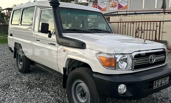 Acheter Occasion Voiture Toyota Land Cruiser Blanc à Luanda, Province de Luanda Acheter Occasion Voiture Toyota Land Cruiser Blanc à Luanda, Province de Luanda