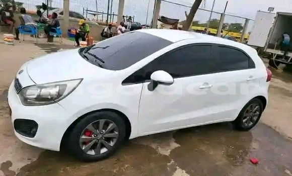 Acheter Occasion Voiture Kia rio Blanc à Luanda, Province de Luanda Acheter Occasion Voiture Kia rio Blanc à Luanda, Province de Luanda