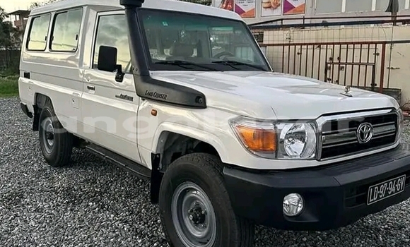Buy Used Toyota Pickup White Car in Luanda in Luanda Province Buy Used Toyota Pickup White Car in Luanda in Luanda Province