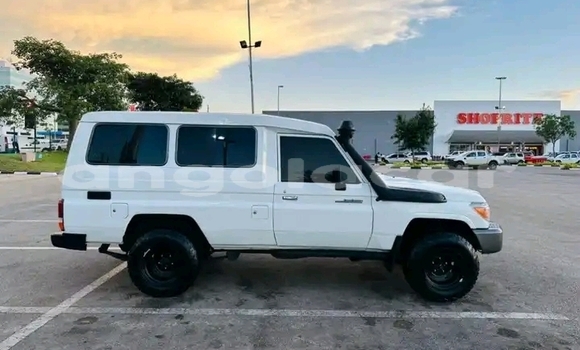 Acheter Occasion Voiture Toyota Land Cruiser Blanc à Luanda, Province de Luanda Acheter Occasion Voiture Toyota Land Cruiser Blanc à Luanda, Province de Luanda