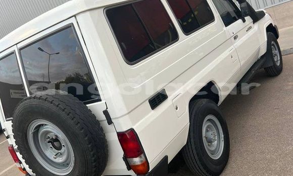 Buy Used Toyota Land Cruiser White Car in Luanda in Luanda Province Buy Used Toyota Land Cruiser White Car in Luanda in Luanda Province