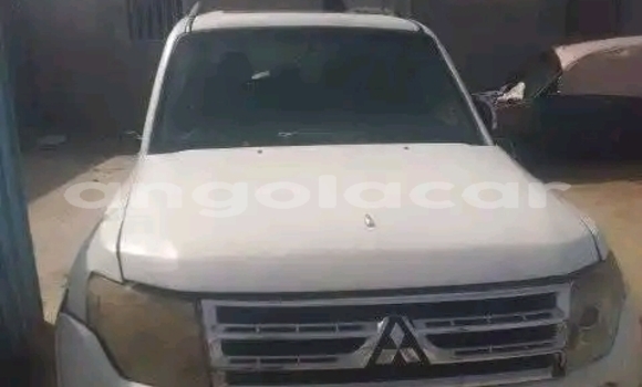 Buy Used Mitsubishi Pajero White Car in Luanda in Luanda Province Buy Used Mitsubishi Pajero White Car in Luanda in Luanda Province