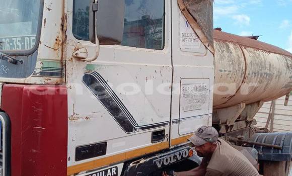 Buy Used Volvo F4 White Truck in Camabatela in Uige Buy Used Volvo F4 White Truck in Camabatela in Uige