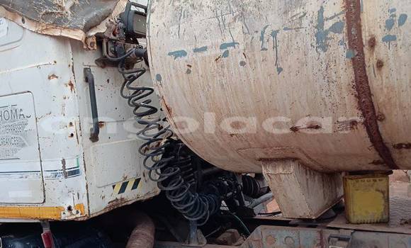 Comprar Usado Volvo F4 Branco Caminhão em Camabatela em Uige Comprar Usado Volvo F4 Branco Caminhão em Camabatela em Uige