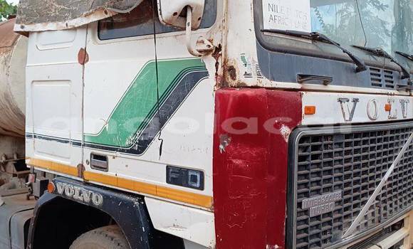 Comprar Usado Volvo F4 Branco Caminhão em Camabatela em Uige Comprar Usado Volvo F4 Branco Caminhão em Camabatela em Uige