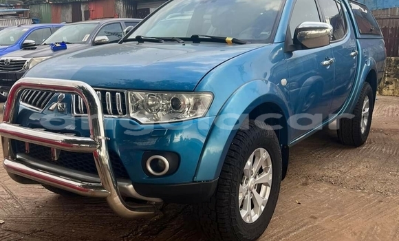 Comprar Usado Mitsubishi L200 Azul Carro em Luanda em Luanda Province