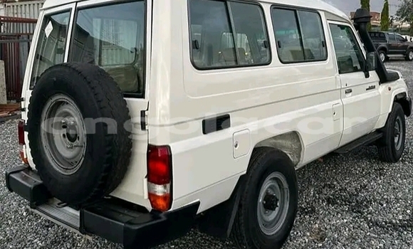 Buy Used Toyota Land Cruiser White Car in Luanda in Luanda Province