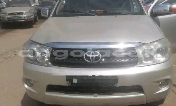 Acheter Occasion Voiture Toyota Fortuner Beige à Luanda, Province de Luanda Acheter Occasion Voiture Toyota Fortuner Beige à Luanda, Province de Luanda
