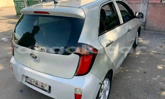 Comprar Usado Kia Picanto Branco Carro em Luanda em Luanda Province