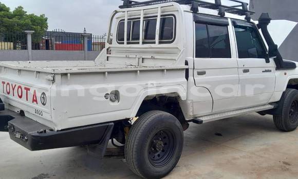 Comprar Usado Toyota Hilux Branco Carro em Camacupa em Bie