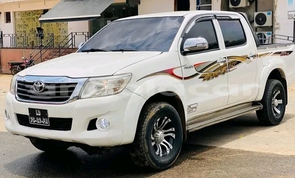 Comprar Usado Toyota Hilux Branco Carro em Luanda em Luanda Province