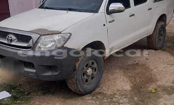 Comprar Usado Toyota Hilux Branco Carro em Camabatela em Uige