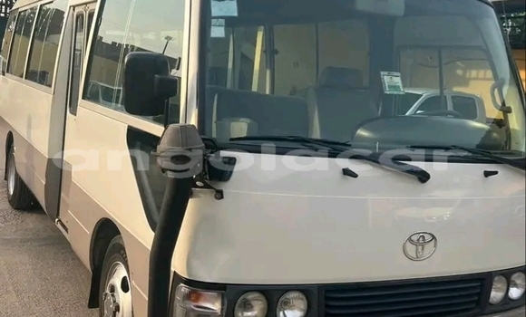 Acheter Occasion Voiture Toyota Coaster Blanc à Luanda, Province de Luanda