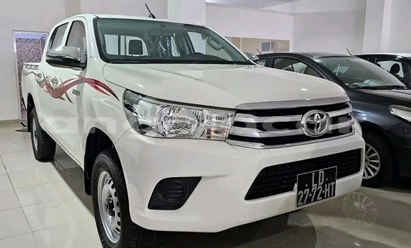 Comprar Usado Toyota Hilux Branco Carro em Luanda em Luanda Province