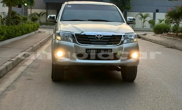 Comprar Usado Toyota Hilux Branco Carro em Camabatela em Uige Comprar Usado Toyota Hilux Branco Carro em Camabatela em Uige