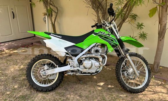 Comprar Usado Kawasaki KLX Verde Moto em Luanda em Luanda Province