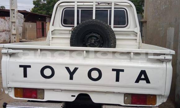 Comprar Usado Toyota Land Cruiser Branco Carro em Catabola em Bie Comprar Usado Toyota Land Cruiser Branco Carro em Catabola em Bie