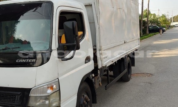 Buy Used Mitsubishi Van White Truck in Caconda in Huila Buy Used Mitsubishi Van White Truck in Caconda in Huila