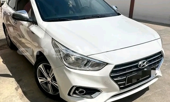 Acheter Occasion Voiture Hyundai Accent Blanc à Luanda, Province de Luanda