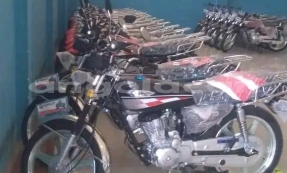 Buy Used Landwind X5 Red Car in Luanda in Luanda Province Buy Used Landwind X5 Red Car in Luanda in Luanda Province