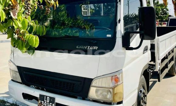 Buy Used Mitsubishi Van White Truck in Caala in Huambo Buy Used Mitsubishi Van White Truck in Caala in Huambo