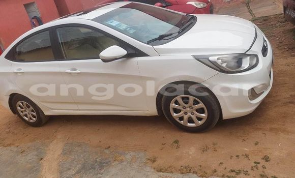 Comprar Usado Hyundai Accent Branco Carro em Catabola em Bie