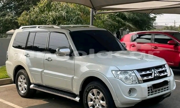 Buy Used Mitsubishi Pajero Silver Car in Luanda in Luanda Province Buy Used Mitsubishi Pajero Silver Car in Luanda in Luanda Province