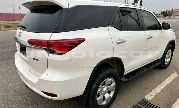 Buy Used Toyota Fortuner White Car in Luanda in Luanda Province Buy Used Toyota Fortuner White Car in Luanda in Luanda Province