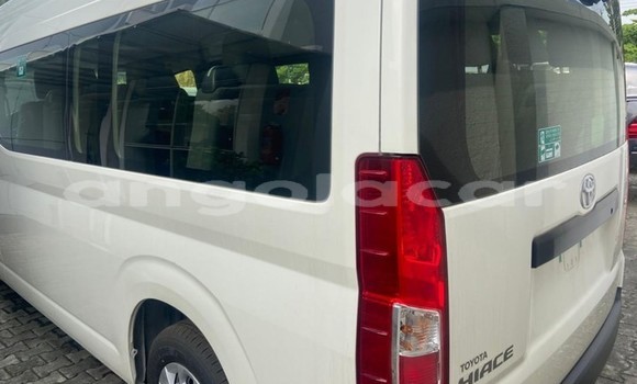 Buy Used Toyota Grand HiAce White Car in Luanda in Luanda Province Buy Used Toyota Grand HiAce White Car in Luanda in Luanda Province