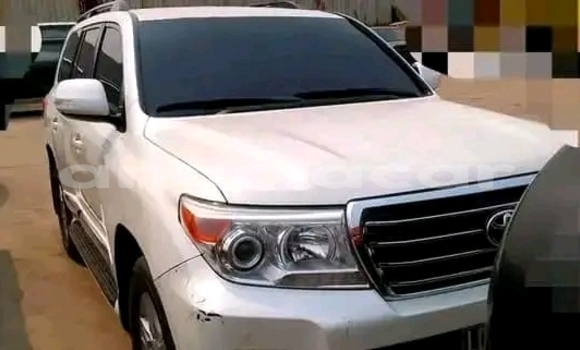 Buy Used Toyota Land Cruiser Prado White Car in Camacupa in Bie Buy Used Toyota Land Cruiser Prado White Car in Camacupa in Bie