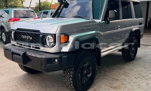 Buy Used Toyota Land Cruiser Silver Car in Luanda in Luanda Province Buy Used Toyota Land Cruiser Silver Car in Luanda in Luanda Province