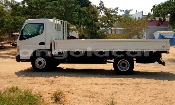 Buy Used Mitsubishi Carisma White Car in Luanda in Luanda Province Buy Used Mitsubishi Carisma White Car in Luanda in Luanda Province