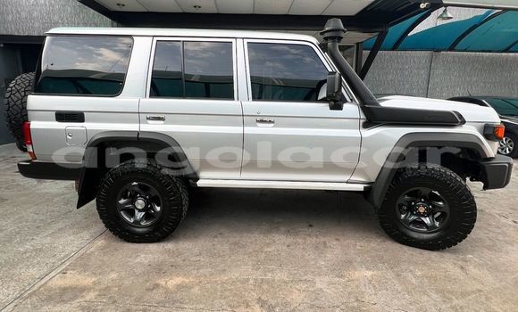 Buy Used Toyota Land Cruiser White Car in Luanda in Luanda Province