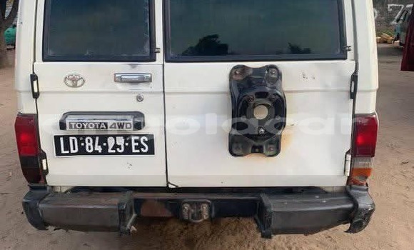 Buy Used Toyota Hiluxe Revo White Car in Camabatela in Uige Buy Used Toyota Hiluxe Revo White Car in Camabatela in Uige