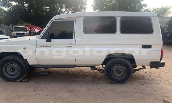 Buy Used Toyota Hiluxe Revo White Car in Camabatela in Uige Buy Used Toyota Hiluxe Revo White Car in Camabatela in Uige