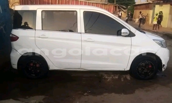 Comprar Usado Jeep Liberty (North America) Branco Carro em Catabola em Bie Comprar Usado Jeep Liberty (North America) Branco Carro em Catabola em Bie