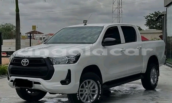 Buy Used Toyota Hilux White Car in Luanda in Luanda Province