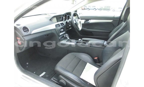 Comprar Importar Mercedes-Benz 190 Branco Carro em Import - Dubai em Bengo Province Comprar Importar Mercedes-Benz 190 Branco Carro em Import - Dubai em Bengo Province