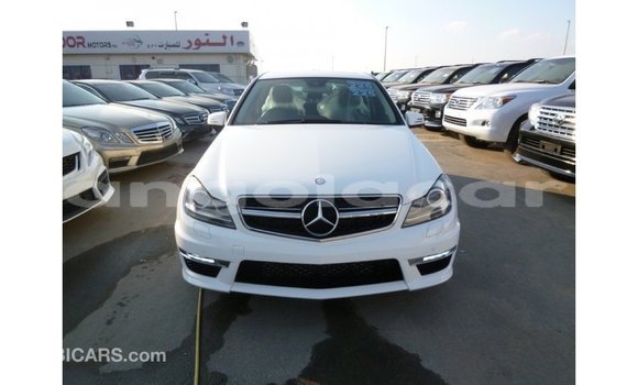 Comprar Importar Mercedes-Benz 200 Branco Carro em Import - Dubai em Bengo Province Comprar Importar Mercedes-Benz 200 Branco Carro em Import - Dubai em Bengo Province
