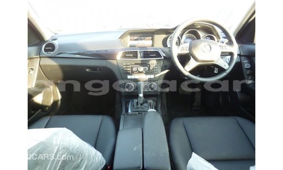 Comprar Importar Mercedes-Benz 200 Branco Carro em Import - Dubai em Bengo Province Comprar Importar Mercedes-Benz 200 Branco Carro em Import - Dubai em Bengo Province