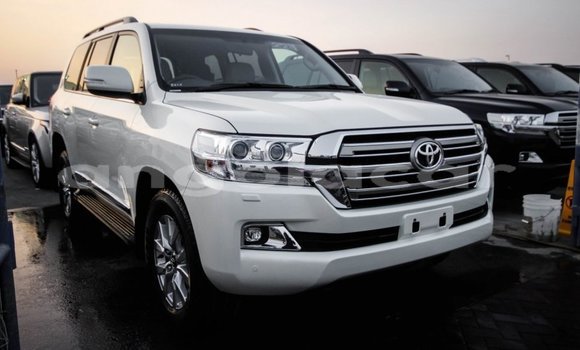 Acheter Import Voiture Toyota Land Cruiser Blanc à Import - Dubai, Province de Bengo Acheter Import Voiture Toyota Land Cruiser Blanc à Import - Dubai, Province de Bengo
