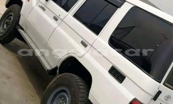 Buy Used Toyota Land Cruiser White Car in Camabatela in Uige