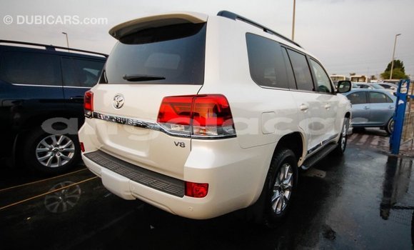Acheter Import Voiture Toyota Land Cruiser Blanc à Import - Dubai, Province de Bengo Acheter Import Voiture Toyota Land Cruiser Blanc à Import - Dubai, Province de Bengo