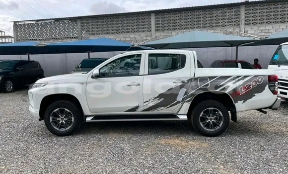 Comprar Usado Mitsubishi L200 Branco Carro em Luanda em Luanda Province