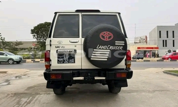 Buy Used Toyota Pickup White Car in Luanda in Luanda Province Buy Used Toyota Pickup White Car in Luanda in Luanda Province