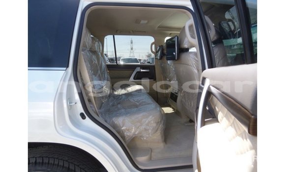Acheter Import Voiture Toyota Land Cruiser Blanc à Import - Dubai, Province de Bengo Acheter Import Voiture Toyota Land Cruiser Blanc à Import - Dubai, Province de Bengo