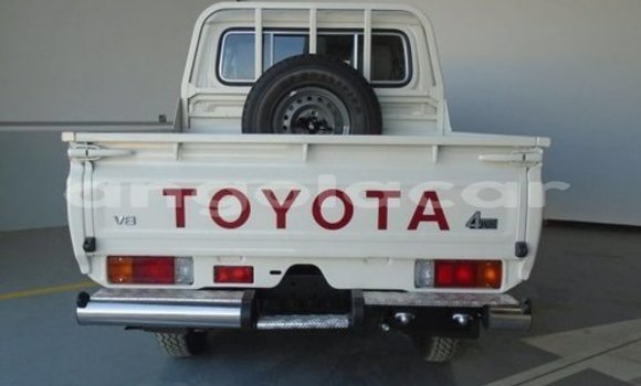 Buy Used Toyota Pickup White Car in Luanda in Luanda Province Buy Used Toyota Pickup White Car in Luanda in Luanda Province