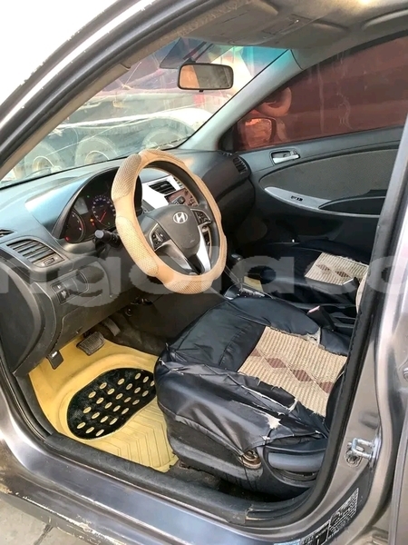 Big with watermark hyundai accent bie camacupa 39512